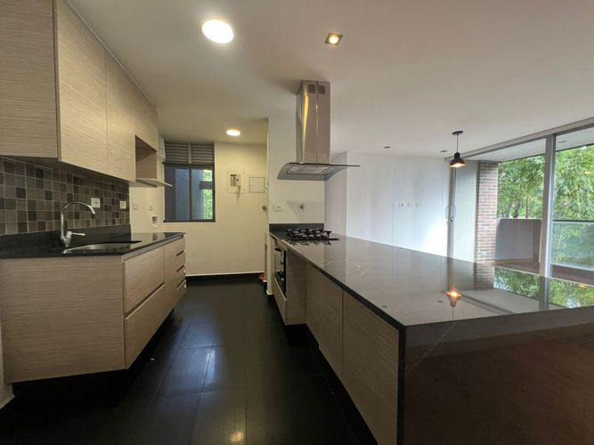 Apartamento de 2 alcobas en arriendo en El Castillo, Medellín, 86 m² · foto 3 de 17