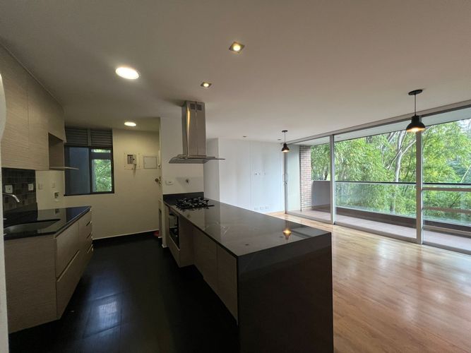 Apartamento de 2 alcobas en arriendo en El Castillo, Medellín, 86 m² · foto 4 de 17