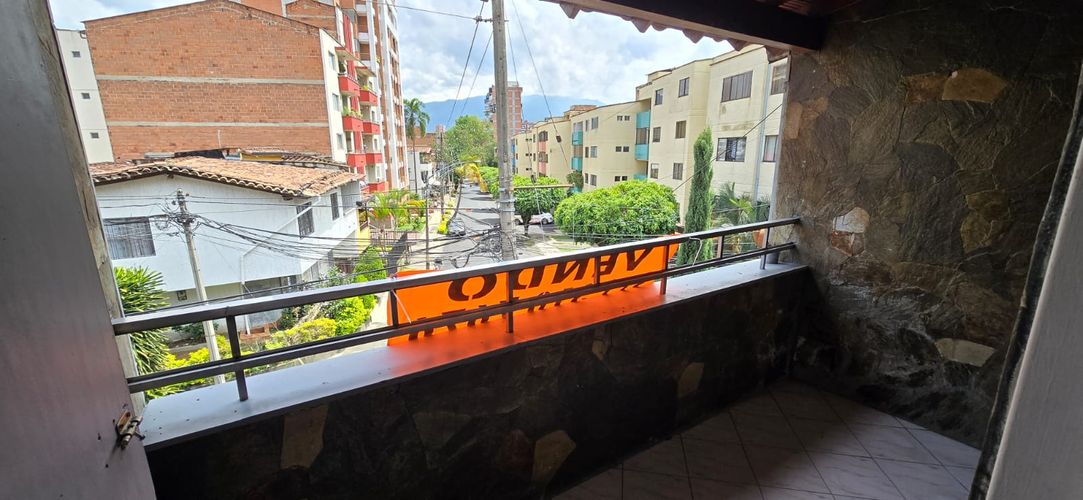 Casa de 5 alcobas en venta en Los Colores, Medellín, 231 m² · foto 2 de 24