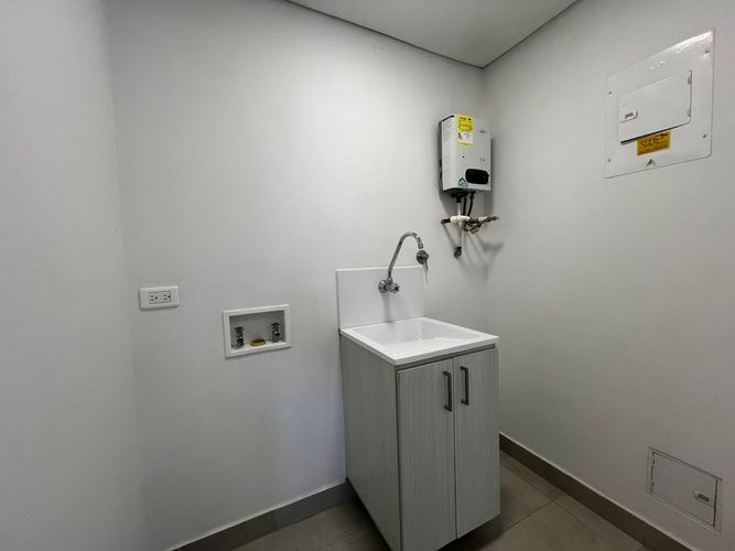Apartamento de 2 alcobas en arriendo en El Poblado, Medellín, 80 m² · foto 3 de 19