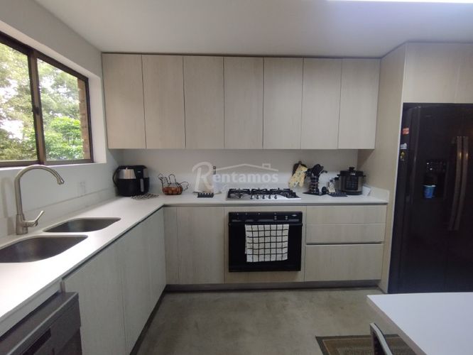 Apartamento de 4 alcobas en venta en El Poblado, Medellín, 261 m² · foto 2 de 22