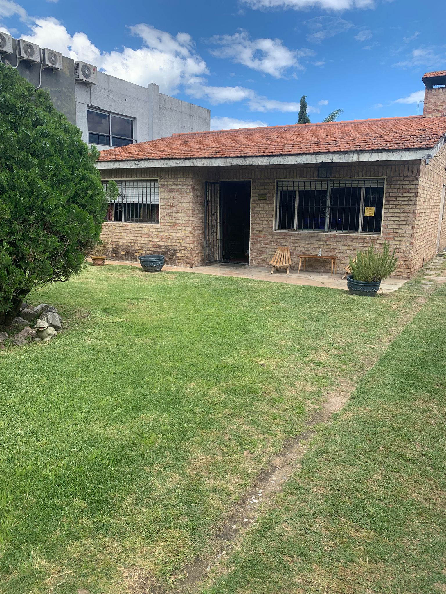 LINDA CASA CON AMPLISIMO TERRENO!