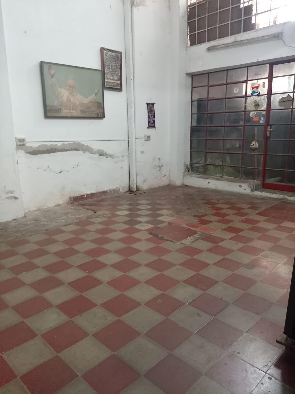 VENDO CASA / OFICINA en el barrio Dr. Gaspar Rodriguez de Francia VENDO CERCA DEL PALACIO DE JUSTICIA VIVIENDA /OFICINA. — foto 3