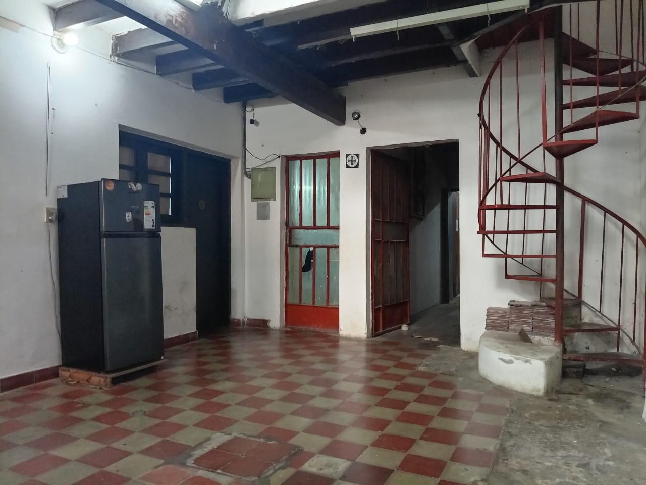 VENDO CASA / OFICINA en el barrio Dr. Gaspar Rodriguez de Francia VENDO CERCA DEL PALACIO DE JUSTICIA VIVIENDA /OFICINA. — foto 2