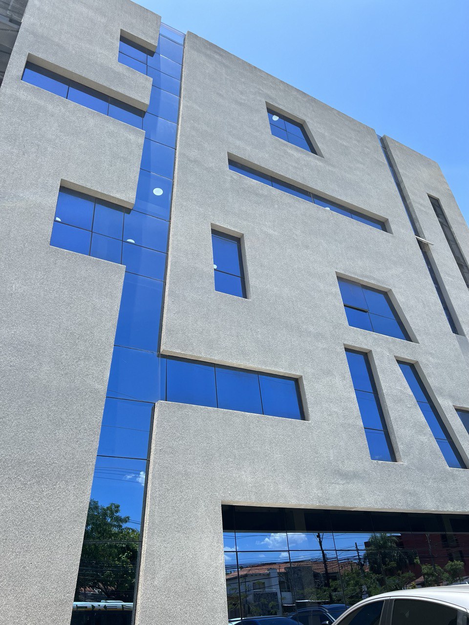 ALQUILO O VENDO SOBRE AVENIDA ARTIGAS ZONA DISTRITO PERSEVERANCIA PARA EMPRESAS EDIFICIO CORPORATIVO COMPLETO CON OFICINAS Y ESTACIONAMIENTOS