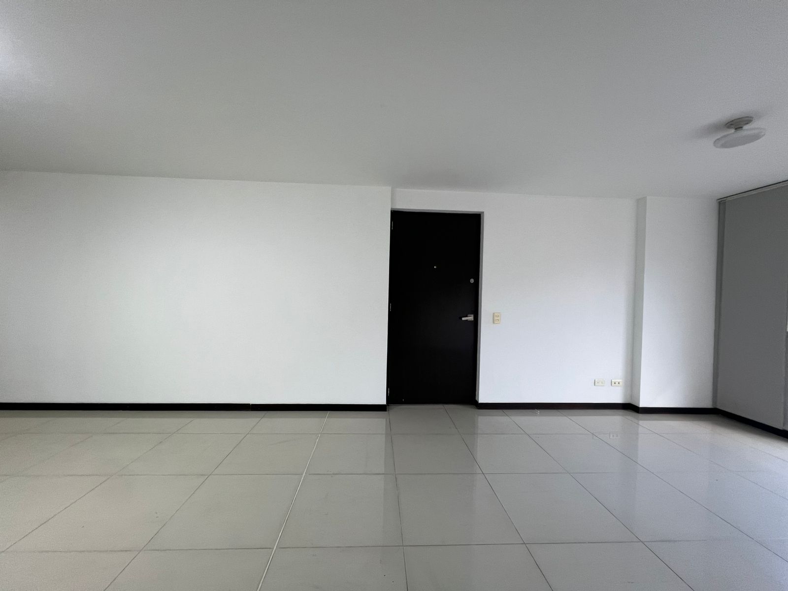 Apartamento en arriendo en Uribe Angel, Envigado · foto 3 de 13