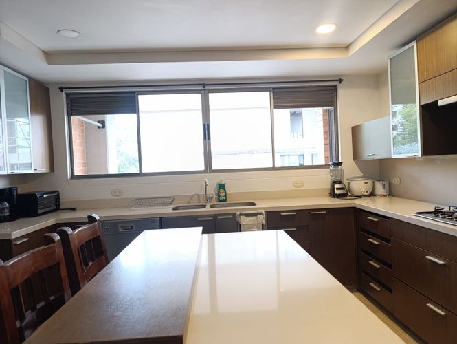 Apartamento de 4 alcobas en arriendo en El Poblado, Medellín, 450 m² · foto 7 de 18