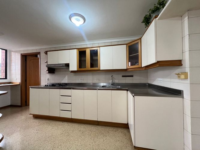 Apartamento de 3 alcobas en arriendo en El Poblado, Medellín, 183 m² · foto 11 de 17