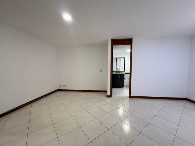 Apartamento de 3 alcobas en arriendo en Conjunto Residencial Isla Fuerta, Envigado, 117 m² · foto 13 de 17