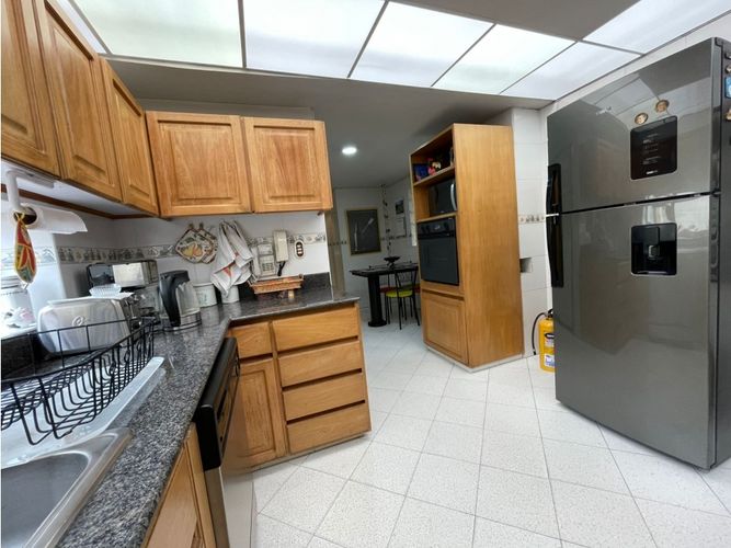 Casa de 3 alcobas en venta en Santa Barbara, Bogotá, 298 m² · foto 2 de 24