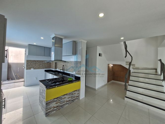 Casa de 4 alcobas en venta en Cn. Lagos Del Peñon, Girardot, 233 m² · foto 3 de 24