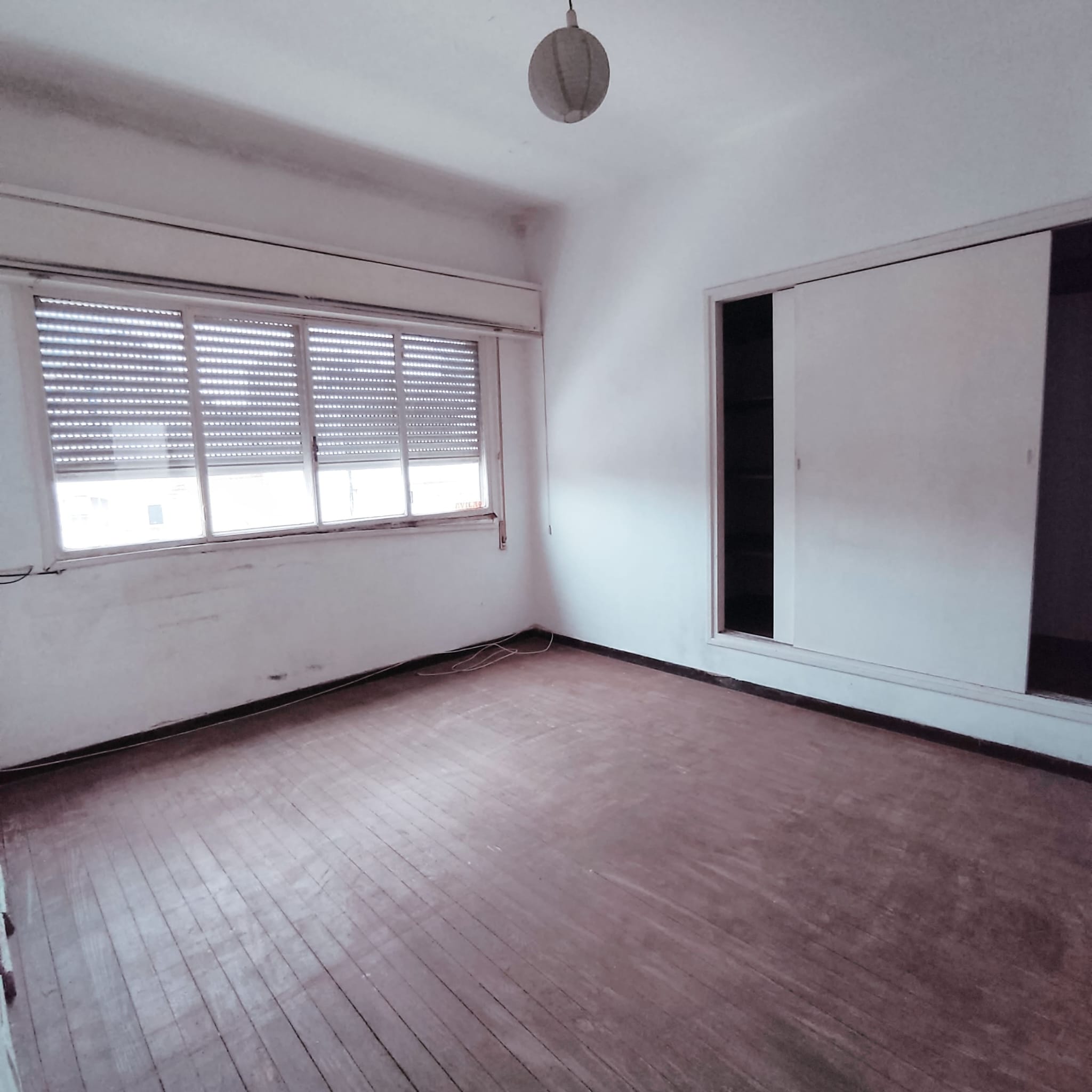 Gran Oportunidad, Casa De Dos Dormitorios Y Local Alquilado Con Renta Mensual. En Una De Las Mejores Esquinas De La Aguada, A Pasos De Avenida Agraciada.