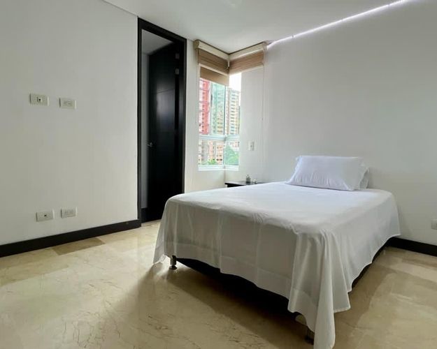 Apartamento de 3 alcobas en venta en El Poblado, Medellín, 139 m² · foto 5 de 10