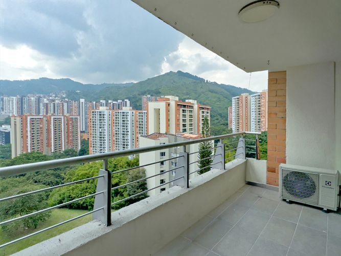 Apartamento de 2 alcobas en venta en Loma De Los Bernal, Medellín, 98 m² · foto 15 de 16