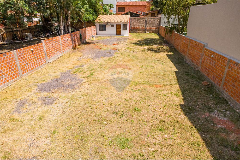 Hermoso terreno amurallado en zona residencial. Bo. Mariscal. Asunción. — foto 3