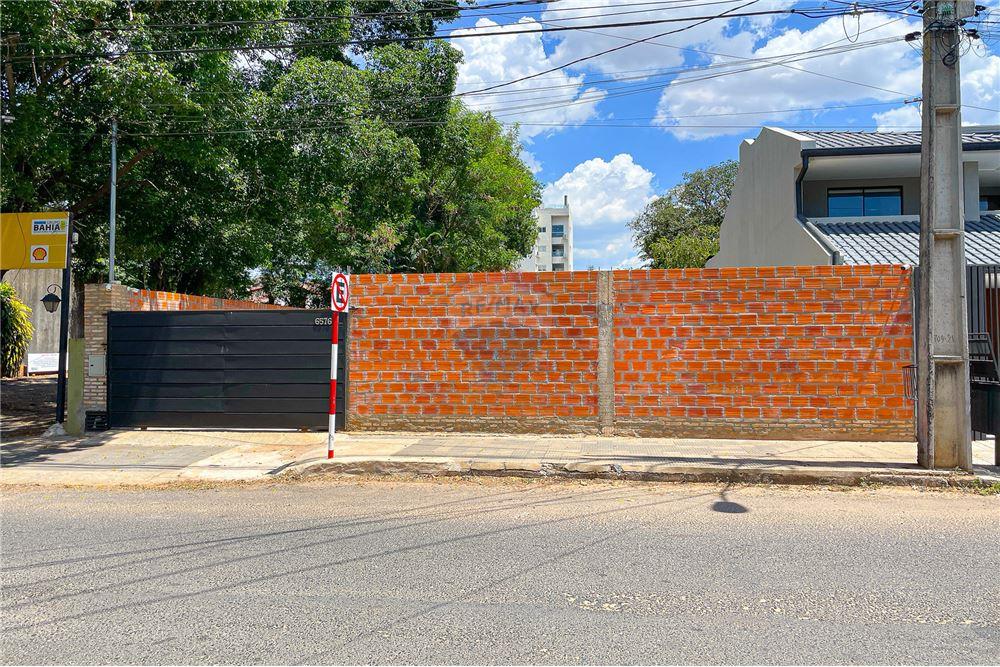 Hermoso terreno amurallado en zona residencial. Bo. Mariscal. Asunción. — foto 2