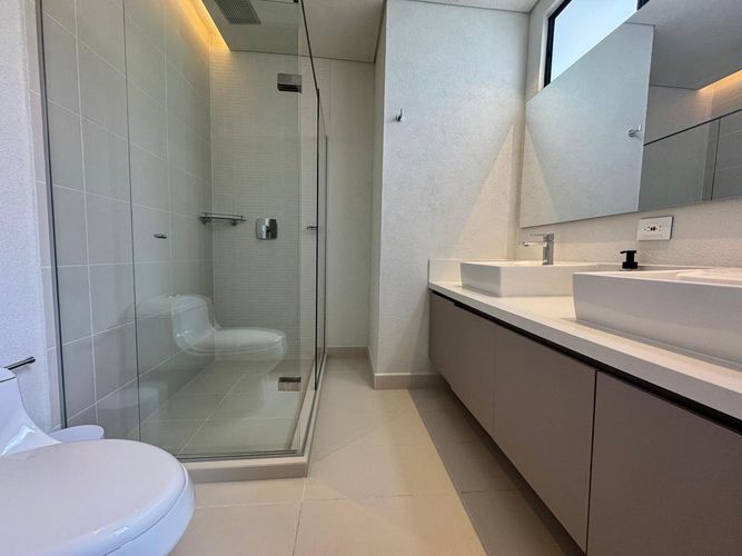 Apartamento de 3 alcobas en arriendo en El Poblado, Medellín, 160 m² · foto 5 de 15