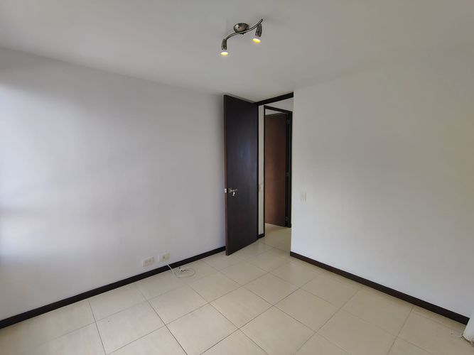 Apartamento de 2 alcobas en arriendo en Los Naranjos, Medellín, 74 m² · foto 9 de 13