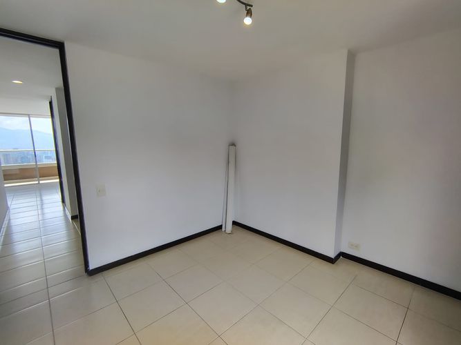 Apartamento de 2 alcobas en arriendo en Los Naranjos, Medellín, 74 m² · foto 10 de 13