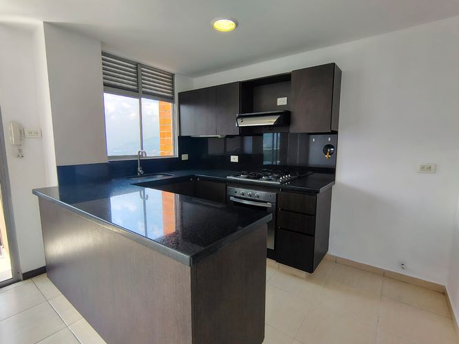 Apartamento de 2 alcobas en arriendo en Los Naranjos, Medellín, 74 m² · foto 5 de 13