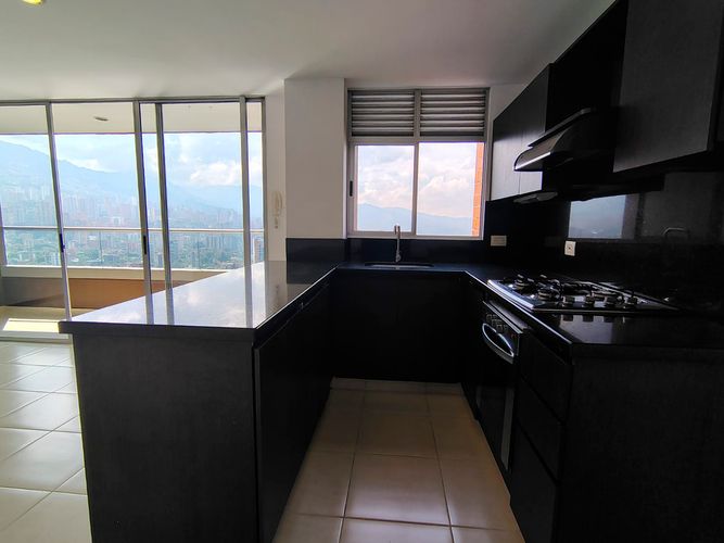Apartamento de 2 alcobas en arriendo en Los Naranjos, Medellín, 74 m² · foto 4 de 13