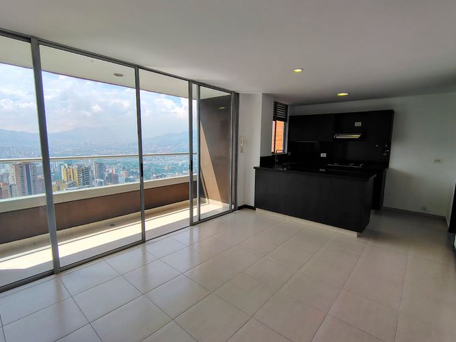 Apartamento de 2 alcobas en arriendo en Los Naranjos, Medellín, 74 m² · foto 3 de 13