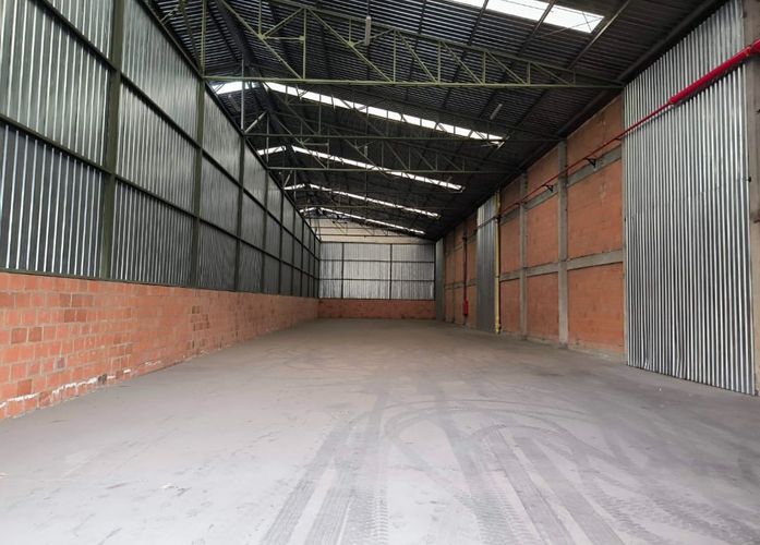 Bodega en arriendo en La Magnolia, Madrid, 688 m² · foto 6 de 6