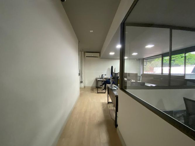 Oficina en arriendo en El Poblado, Medellín, 197 m² · foto 5 de 6