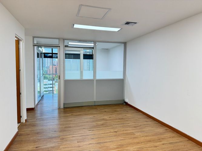 Oficina en arriendo en El Poblado, Medellín, 65 m² · foto 8 de 12
