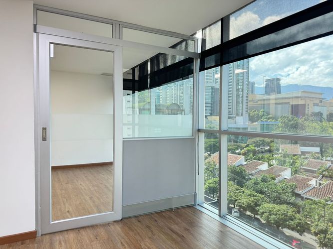 Oficina en arriendo en El Poblado, Medellín, 65 m² · foto 11 de 12