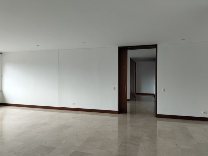 Apartamento de 3 alcobas en arriendo en El Poblado, Medellín, 320 m² · foto 4 de 19