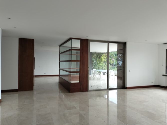 Apartamento de 3 alcobas en arriendo en El Poblado, Medellín, 320 m² · foto 3 de 19