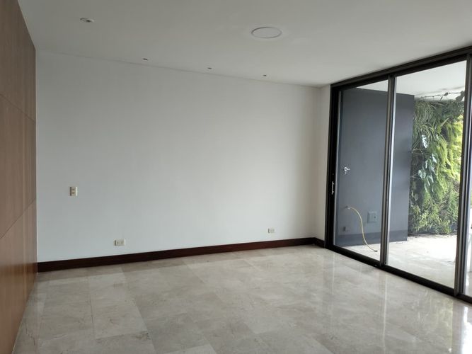 Apartamento de 3 alcobas en arriendo en El Poblado, Medellín, 320 m² · foto 2 de 19