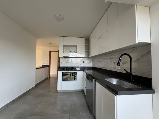 Apartamento de 2 alcobas en arriendo en El Poblado, Medellín, 125 m² · foto 5 de 15