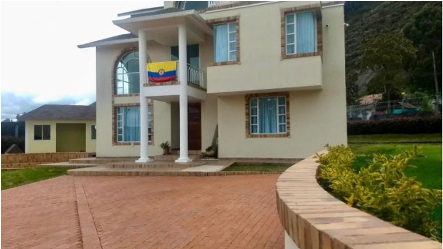 Casa de 4 alcobas en venta en Cota, 1794 m² · foto 2 de 13