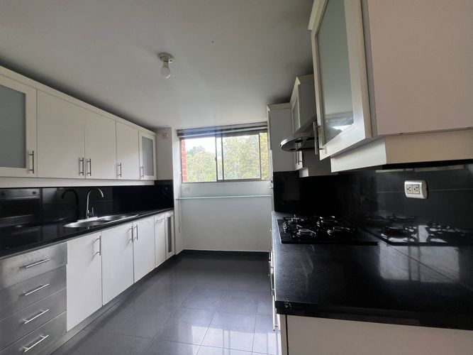 Apartamento de 2 alcobas en arriendo en El Poblado, Medellín, 120 m² · foto 8 de 17