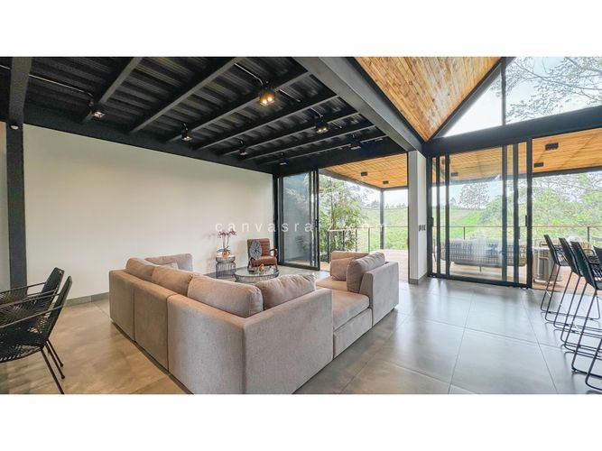 Casa de 3 alcobas en venta en El Carmin, Rionegro, 220 m² · foto 2 de 18