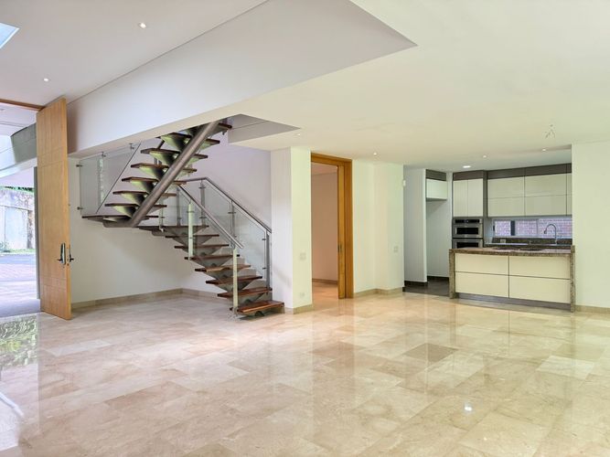 Casa de 3 alcobas en arriendo en Loma Benedictinos, Envigado, 338 m² · foto 2 de 19