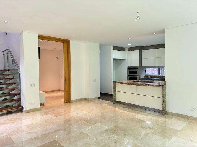 Casa de 3 alcobas en arriendo en Loma Benedictinos, Envigado, 338 m² · foto 10 de 19