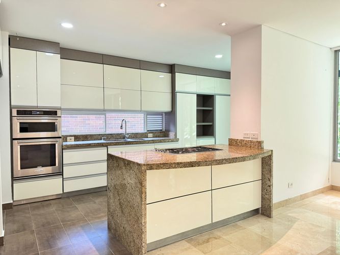 Casa de 3 alcobas en arriendo en Loma Benedictinos, Envigado, 338 m² · foto 7 de 19