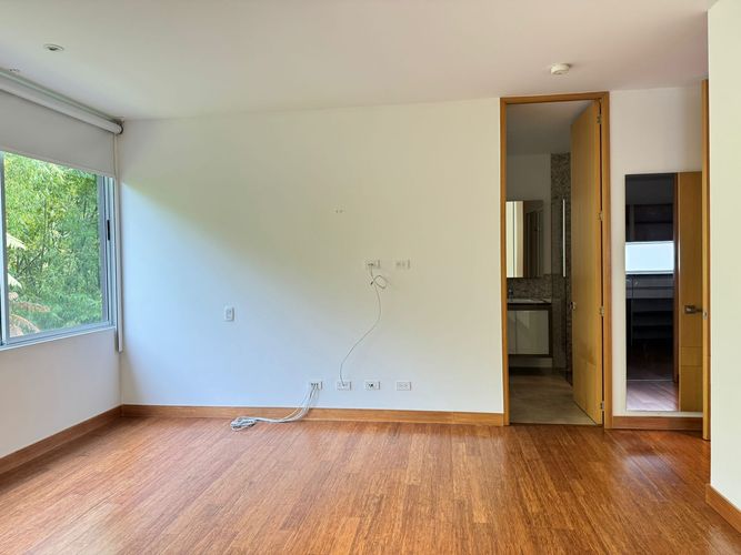 Casa de 3 alcobas en arriendo en Loma Benedictinos, Envigado, 338 m² · foto 18 de 19