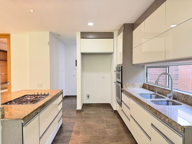 Casa de 3 alcobas en arriendo en Loma Benedictinos, Envigado, 338 m² · foto 8 de 19