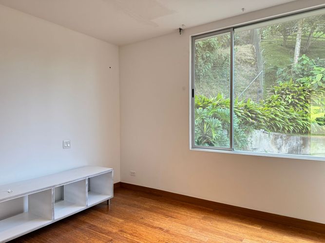 Casa de 3 alcobas en arriendo en Loma Benedictinos, Envigado, 338 m² · foto 15 de 19