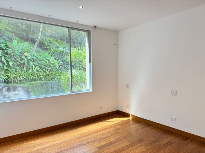 Casa de 3 alcobas en arriendo en Loma Benedictinos, Envigado, 338 m² · foto 14 de 19