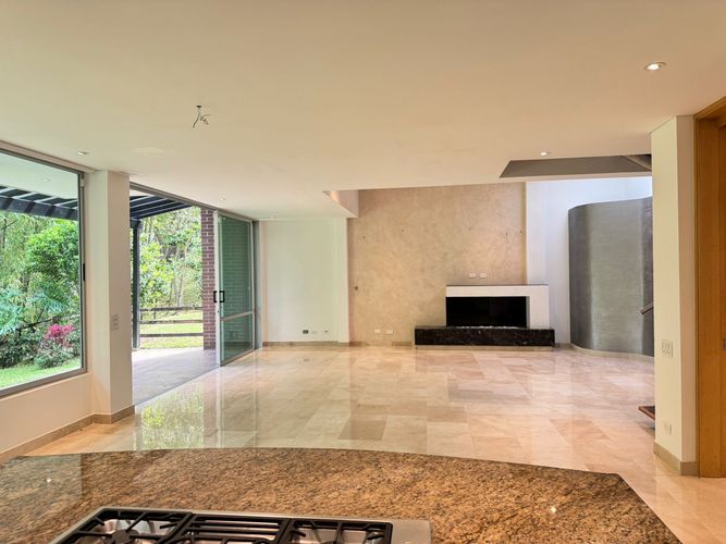 Casa de 3 alcobas en arriendo en Loma Benedictinos, Envigado, 338 m² · foto 6 de 19