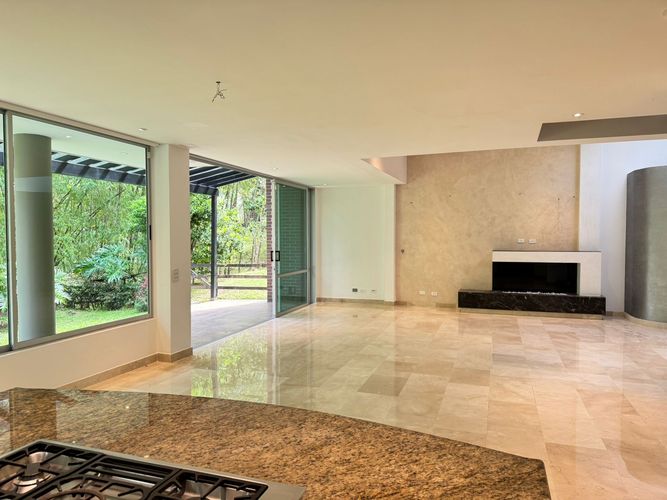 Casa de 3 alcobas en arriendo en Loma Benedictinos, Envigado, 338 m² · foto 4 de 19