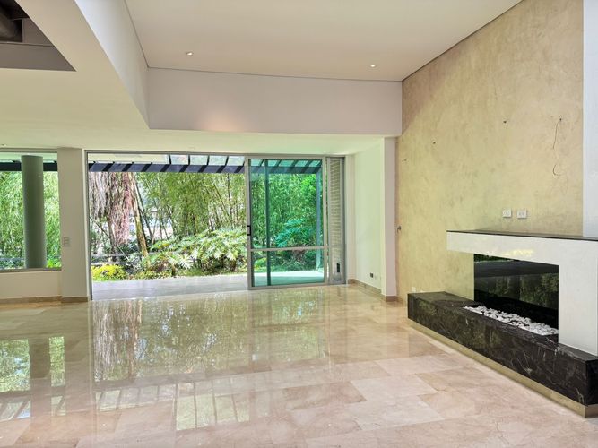Casa de 3 alcobas en arriendo en Loma Benedictinos, Envigado, 338 m² · foto 3 de 19