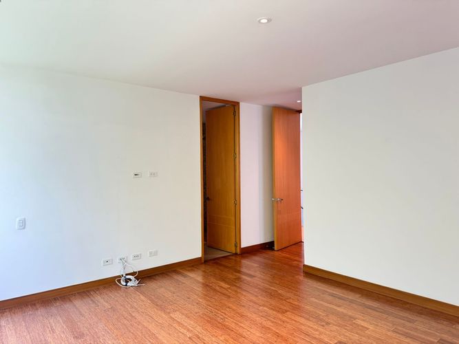 Casa de 3 alcobas en arriendo en Loma Benedictinos, Envigado, 340 m² · foto 11 de 19