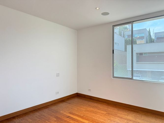 Casa de 3 alcobas en arriendo en Loma Benedictinos, Envigado, 340 m² · foto 16 de 19