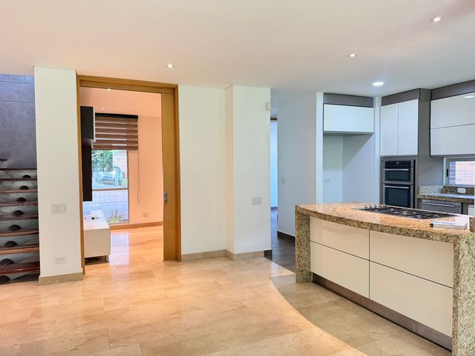 Casa de 3 alcobas en arriendo en Loma Benedictinos, Envigado, 340 m² · foto 10 de 19